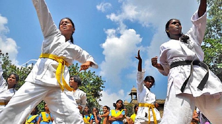 They Teased A 16 Year Girl And Her Reply Sent Them To Hospital. This is What Fighting Back Means!